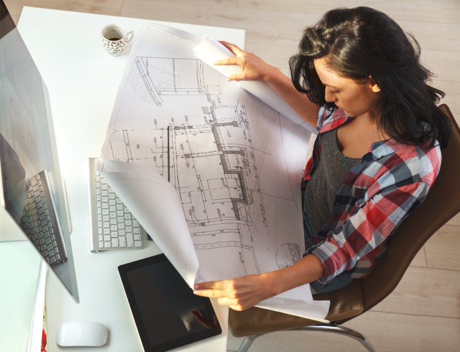 imagen primera visita. La arquitecta estudiando los planos.